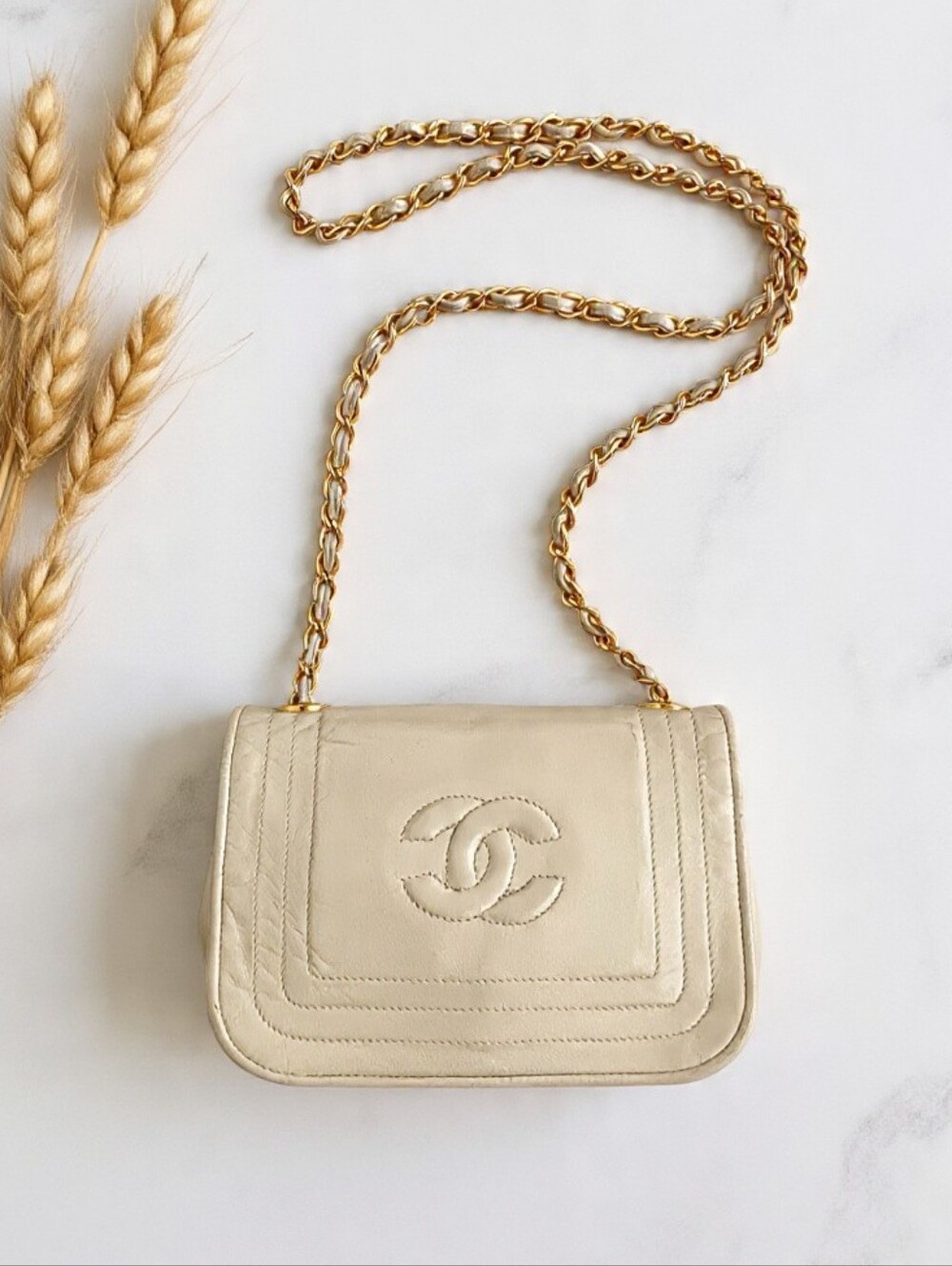 👜 Vintage Chanel 1988 Beige Lambskin CC Stitch Small Flap Shoulder Bag - Picture 6 of 17